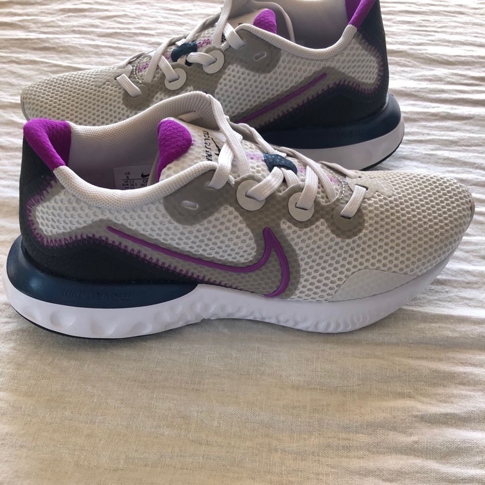 Nike - Renew (Size 6 Women’s)